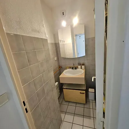 Appartement T2 En Rez De Jardin A 150m De La Avec Piscine Et Parking